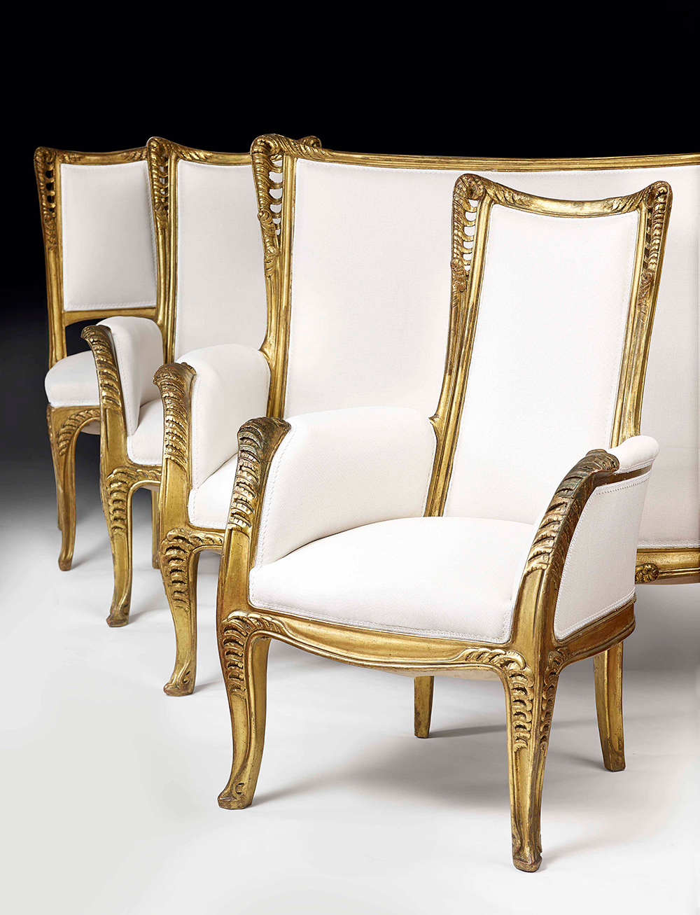 Two armchairs. Стулья поздний Модерн. A Fine and rare Set comprising two Armchairs and two Chairs in Carved and Gilded Wood. Ombellifere.